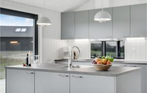 A cozinha ou kitchenette de 3 Bedroom Beautiful Home In Haderslev