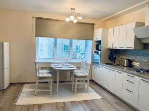 纳尔瓦Platform 2 Narva的带桌椅和窗户的厨房