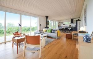 een woonkamer met een bank en een tafel bij Nice Home In Knebel With House Sea View in Knebel