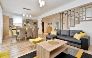ein Wohnzimmer mit einem Sofa und einem Tisch in der Unterkunft Lovely Home In Pregrada With Sauna in Pregrada