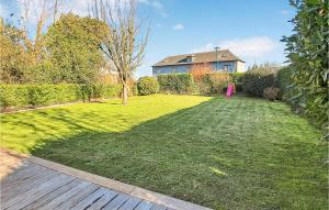 einen Hof mit großer Liegewiese mit Haus in der Unterkunft Awesome Home In Gonneville-S-Honfleur in Gonneville-sur-Honfleur