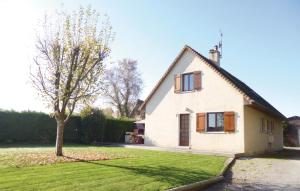 ein weißes Haus mit einem Baum im Hof in der Unterkunft Awesome Home In Gonneville-S-Honfleur in Gonneville-sur-Honfleur + 21 Fotos