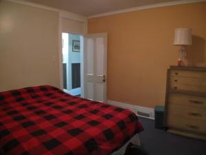 1 dormitorio con 1 cama, vestidor y ventana en Wolseley the heart of the city !, en Winnipeg