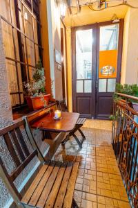 d'une terrasse avec un banc en bois, une table et une porte. dans l'établissement City Center Apartment Debrecen, à Debrecen