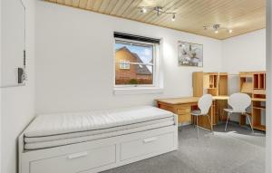 1 dormitorio con cama, escritorio y ventana en Amazing Home In Varde With Wifi, en Varde
