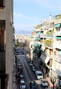 vistas a una calle de la ciudad con coches aparcados en Junior Unicorn Suite, en Atenas