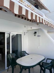 美洲海灘的住宿－Casa MaGia，天井配有桌椅和遮阳篷