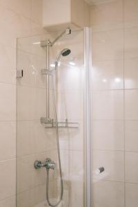 um chuveiro com uma porta de vidro na casa de banho em Zajazd Błonie em Blonie