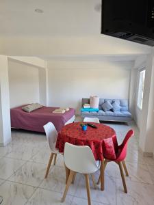 Habitación con mesa, sillas y cama en ALAKALUFES House en Ushuaia