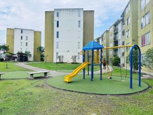 un parque infantil con tobogán en Espectacular apartamento Conjunto Piedemonte, en Villavicencio