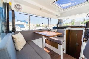 a small table in the back of a boat at Embarcación Jeanneau Merry Fisher Sport 895 BICHO II in Ayamonte