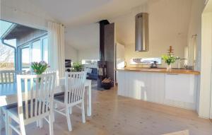 uma cozinha e sala de jantar com mesa e cadeiras em Stunning Home In Borgholm With Wifi em Borgholm