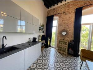 Kuchyň nebo kuchyňský kout v ubytování Atelier Art & Suite