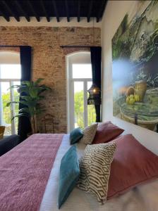 - une chambre avec un grand lit orné d'une peinture murale dans l'établissement Atelier Art & Suite, à Ayamonte