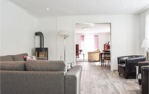 uma sala de estar com um sofá e um espelho em Awesome Home In Hauge I Dalane With 5 Bedrooms And Wifi em Sogndalsstrand