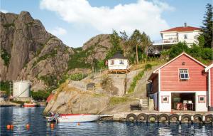 uma casa e um barco em um corpo de água em Awesome Home In Hauge I Dalane With 5 Bedrooms And Wifi em Sogndalsstrand