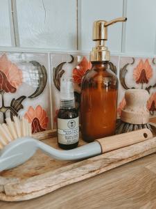 una botella de miel y una cuchara en una tabla de cortar en Slieve Croob Glamping, en Ballyward