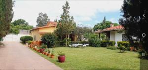 una casa con un patio con macetas en Los Tordos del Parral, en Samaipata