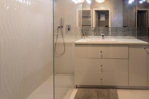 Fotografia z galérie ubytovania Kierbedzia 6 - Bezpłatny podziemny parking - free parking - Piękny ogródek z tarasem - 2km Łazienki Królewskie - WiFi - Smart TV 50 cali - Good Apartments vo Varšave