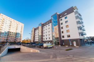 parking w mieście z wysokimi budynkami w obiekcie Villa Garden Żołnierska w Olsztynie