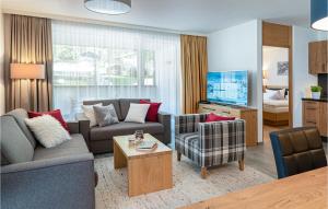 un soggiorno con 2 divani e una TV di Nice Apartment In Klsterle With Kitchen a Klösterle am Arlberg