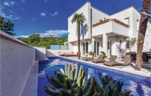 eine Villa mit einem Pool und einem Haus in der Unterkunft Amazing Home In Crikvenica With 4 Bedrooms, Wifi And Outdoor Swimming Pool in Crikvenica