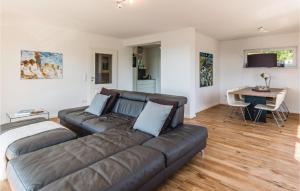 uma sala de estar com um sofá e uma mesa em Cozy Home In Bosau With Kitchen em Bosau