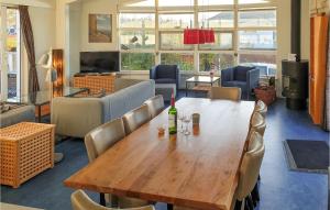It Soal Waterpark-lisdodde في فوركوم: غرفة معيشة مع طاولة وكراسي خشبية