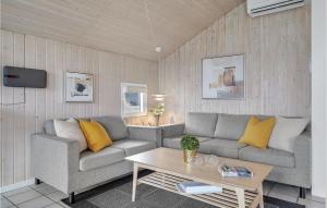 Svetainės erdvė apgyvendinimo įstaigoje 3 Bedroom Stunning Home In Hvide Sande
