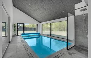 Bazén v ubytování Beautiful Home In Brkop With Kitchen nebo v jeho okolí