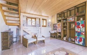 een woonkamer met een trap en een tafel en stoelen bij Artista in Boccon