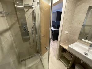 La salle de bains est pourvue d'une douche et d'un lavabo. dans l'établissement Apartament Antic Plankton - Sa Riera Begur - Free Parking, Beach, Wifi, Perfect holidays, à Begur
