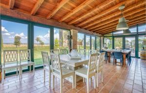 - une salle à manger avec une table, des chaises et des fenêtres dans l'établissement Formiconcino, à Montebello
