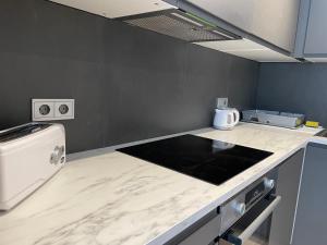 Kuchyňa alebo kuchynka v ubytovaní Apartament Antic Plankton - Sa Riera Begur - Free Parking, Beach, Wifi, Perfect holidays
