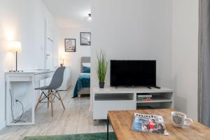 Televízia a/alebo spoločenská miestnosť v ubytovaní Villa Garden Leśna Cisza