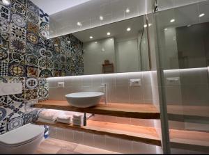 La salle de bains est pourvue d'un lavabo et d'un miroir. dans l'établissement SeaJewelsDeluxurySuite, à Amalfi
