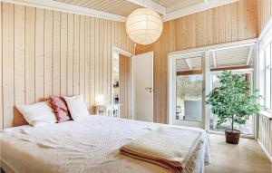 TjørneholmにあるAmazing Home In Sjllands Odde With Kitchenのベッドルーム(ベッド1台、鉢植えの植物付)