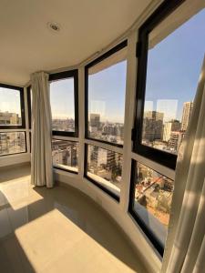 Habitación con ventanas grandes y vistas a la ciudad. en Exotic Pent House with private terrace en Buenos Aires