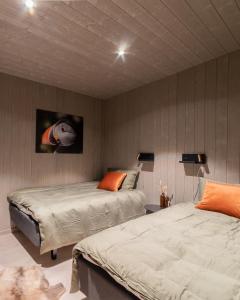 1 dormitorio con 2 camas y una pintura de pescado en la pared en Varanger View en Vardø