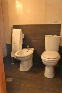 uma casa de banho com um WC e um bidé em Mazzini Apartment em Cosenza