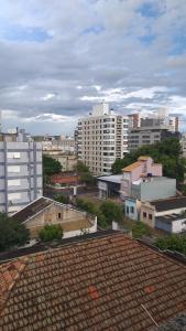 阿雷格里港的住宿－Apto do Thiago e da Chori，享有带建筑和屋顶的城市美景