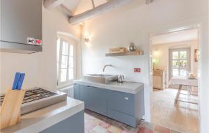 uma cozinha com um lavatório e uma bancada em La Guardiola em San Nazzaro