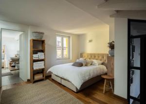 メナッジョにあるTorre di Castelli - Menaggio by LoveComoのベッドと窓のある寝室 +30枚の写真