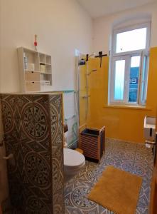 a bathroom with a shower and a toilet and a window at Gästewohnung Schwanenteich in Ueckermünde