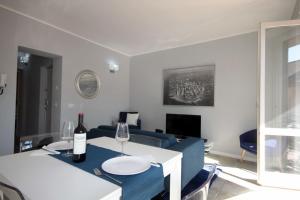 Televízia a/alebo spoločenská miestnosť v ubytovaní Casa Alba - Acquaseria, San Siro by LoveComo