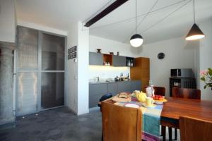 eine Küche und ein Esszimmer mit einem Tisch mit Essen drauf in der Unterkunft Due Colonne in Menaggio