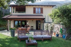 Vonkajšia záhrada v ubytovaní Castel Cottage - Rezzonico, San Siro by LoveComo