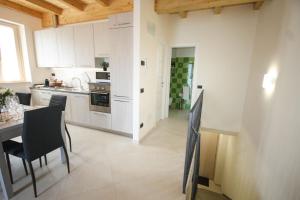 Kuchyň nebo kuchyňský kout v ubytování Casa Luisella - Sala Comacina by LoveComo