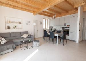 Kuchyň nebo kuchyňský kout v ubytování Casa Luisella - Sala Comacina by LoveComo