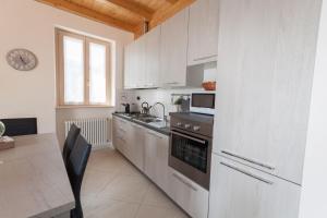 Kuchyň nebo kuchyňský kout v ubytování Casa Luisella - Sala Comacina by LoveComo